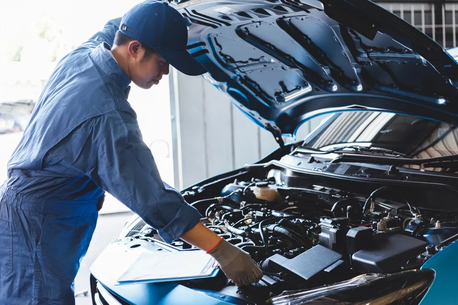 Mechaniker prüft einen offenen Motorraum