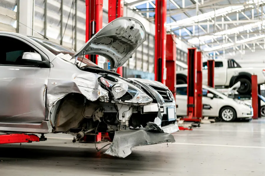 Unfallfahrzeug in der Werkstatt